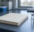 Comparaison entre le tirzepatide et le semaglutide représentée par un flacon de recherche et un carnet de laboratoire
