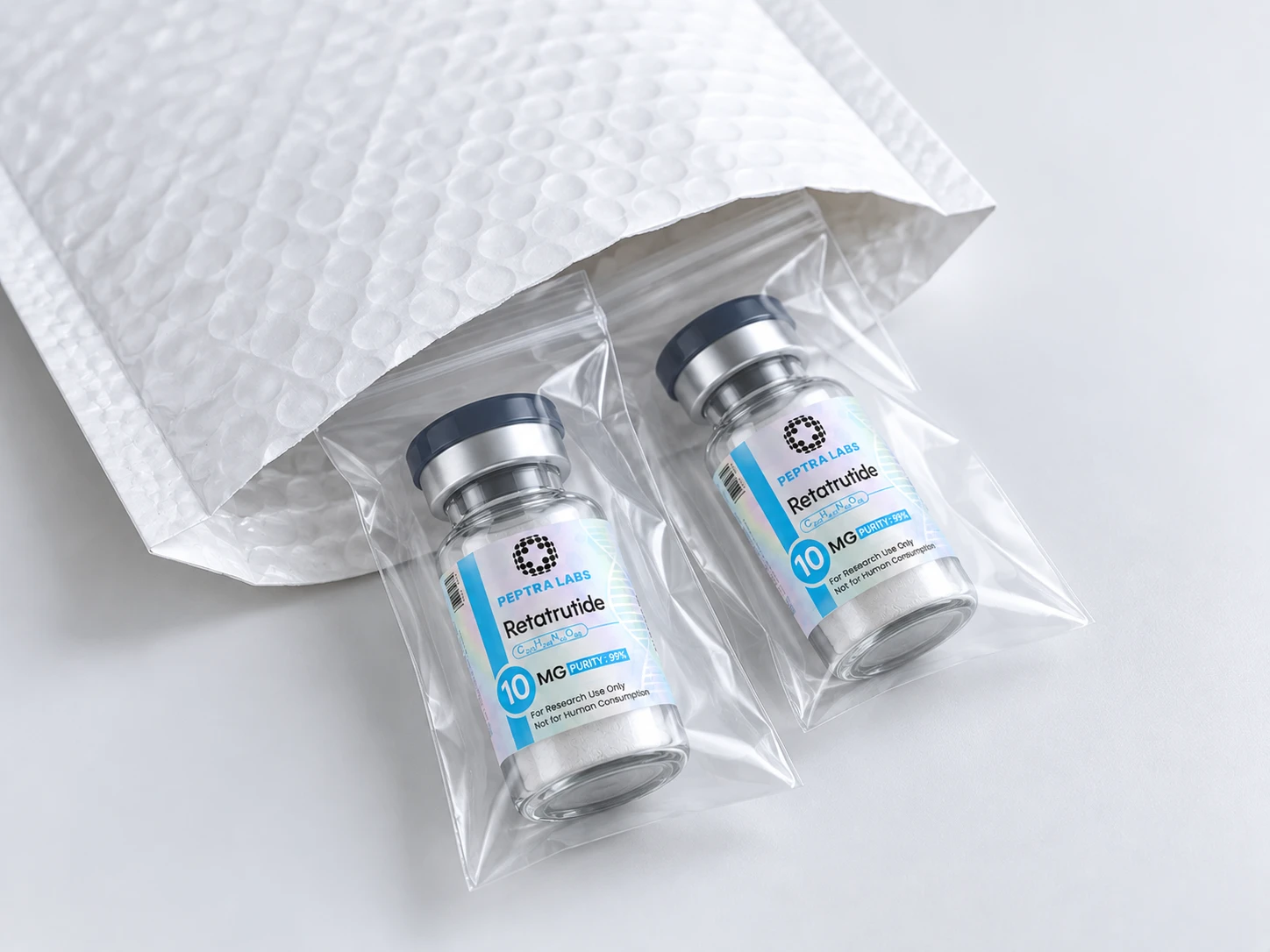 Enveloppe matelassée contenant des flacons de peptides scellés, chacun dans un sachet transparent