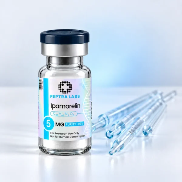 Flacon de Ipamorelin à côté de pipettes de laboratoire, catégorie recherche sur l’hormone de croissance et le système endocrinien