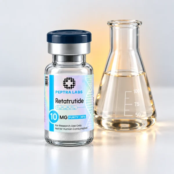 Flacon de Retatrutide à côté d’un erlenmeyer, catégorie recherche métabolique
